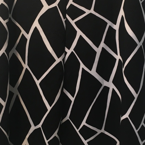 Black and white skirt - Picture 2 of 3